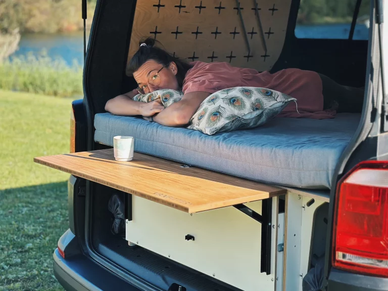 Die Schublade damit Klapptisch kann auch bei ausgezogenem Bett verschoben werden. So kannst du dir den Tisch bis ans Bett herzuschieben.