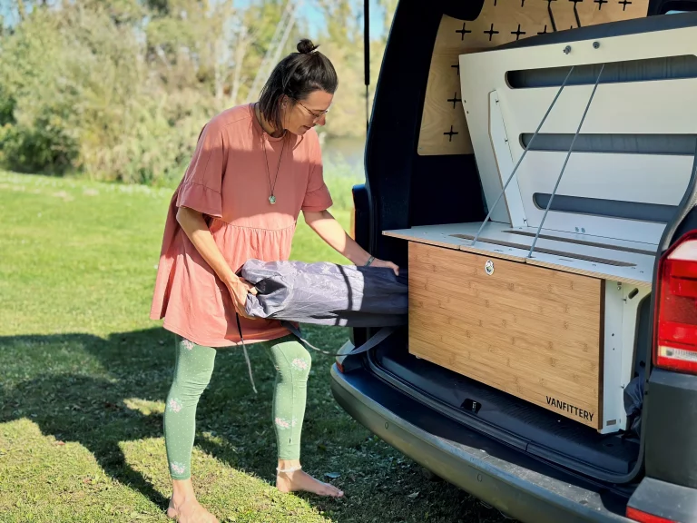 Beidseitig bleibt zwischen Bett und Radkasten genug Platz um lange Gegenstände wie z.B. Campingstühle, Sonnenschirm oder die Yogamatte unterzubringen.