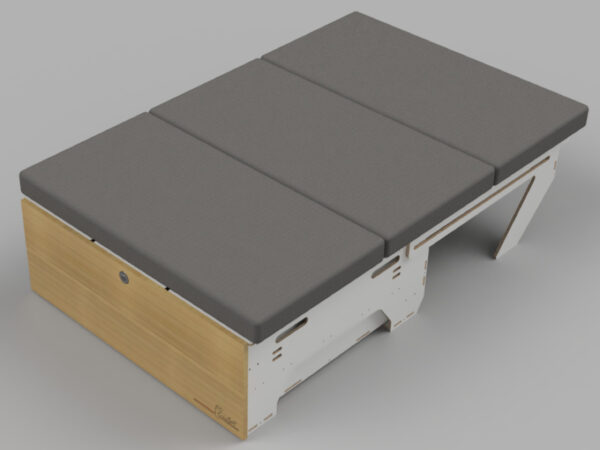 Campingbedje met een robuust houten frame en grijze bekleding, ideaal om comfortabel in de auto te slapen.