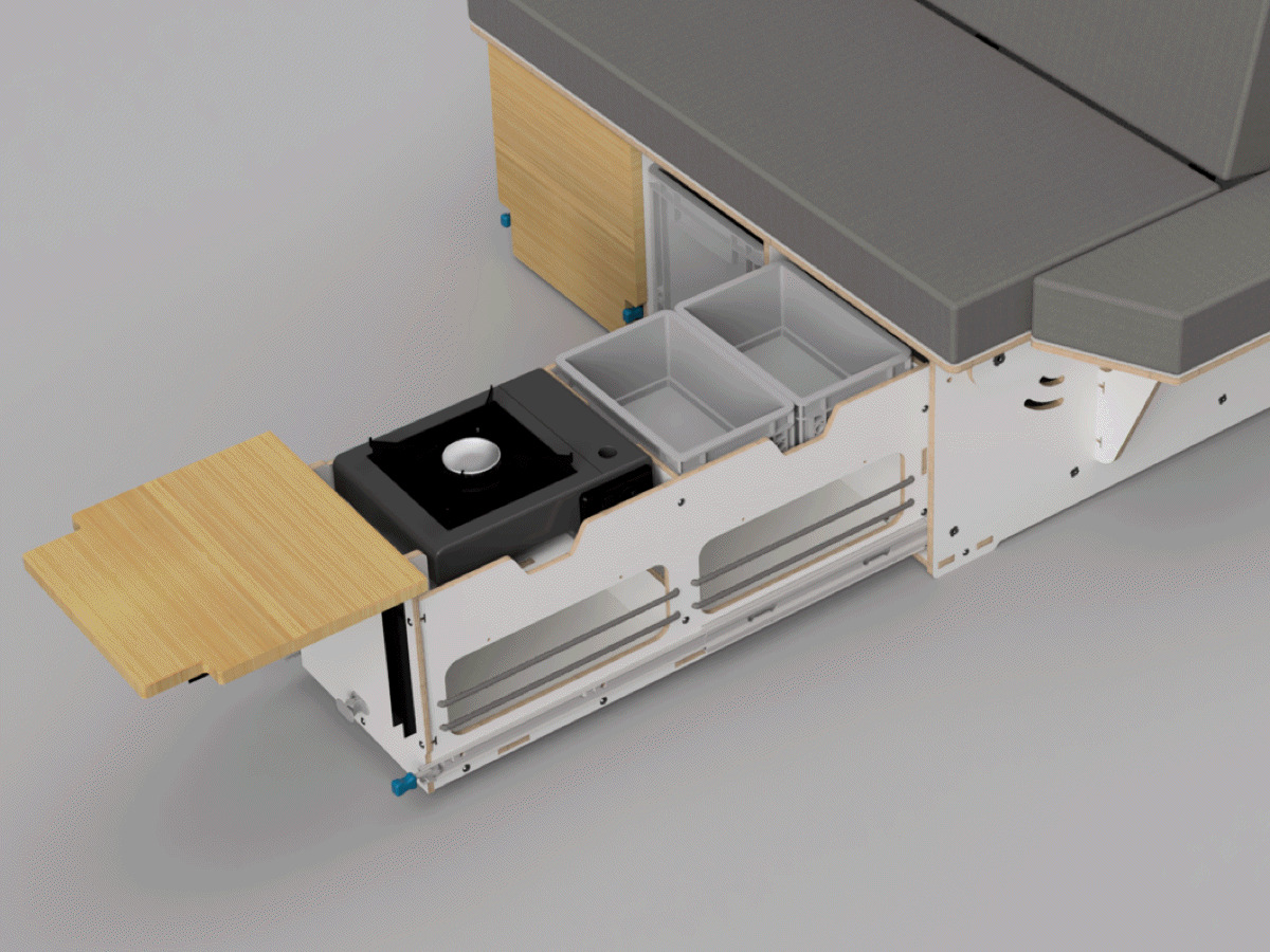 Das Bild zeigt ein innovatives Campingmodul mit einem ausziehbaren Küchenbereich, der eine Kochstelle und mehrere Aufbewahrungsfächer für Campingutensilien bietet.