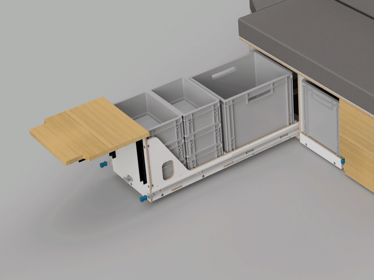 Ein ausziehbares Küchenmodul mit Holzablage und grauen Aufbewahrungsboxen, ideal für die Organisation von Campingzubehör.