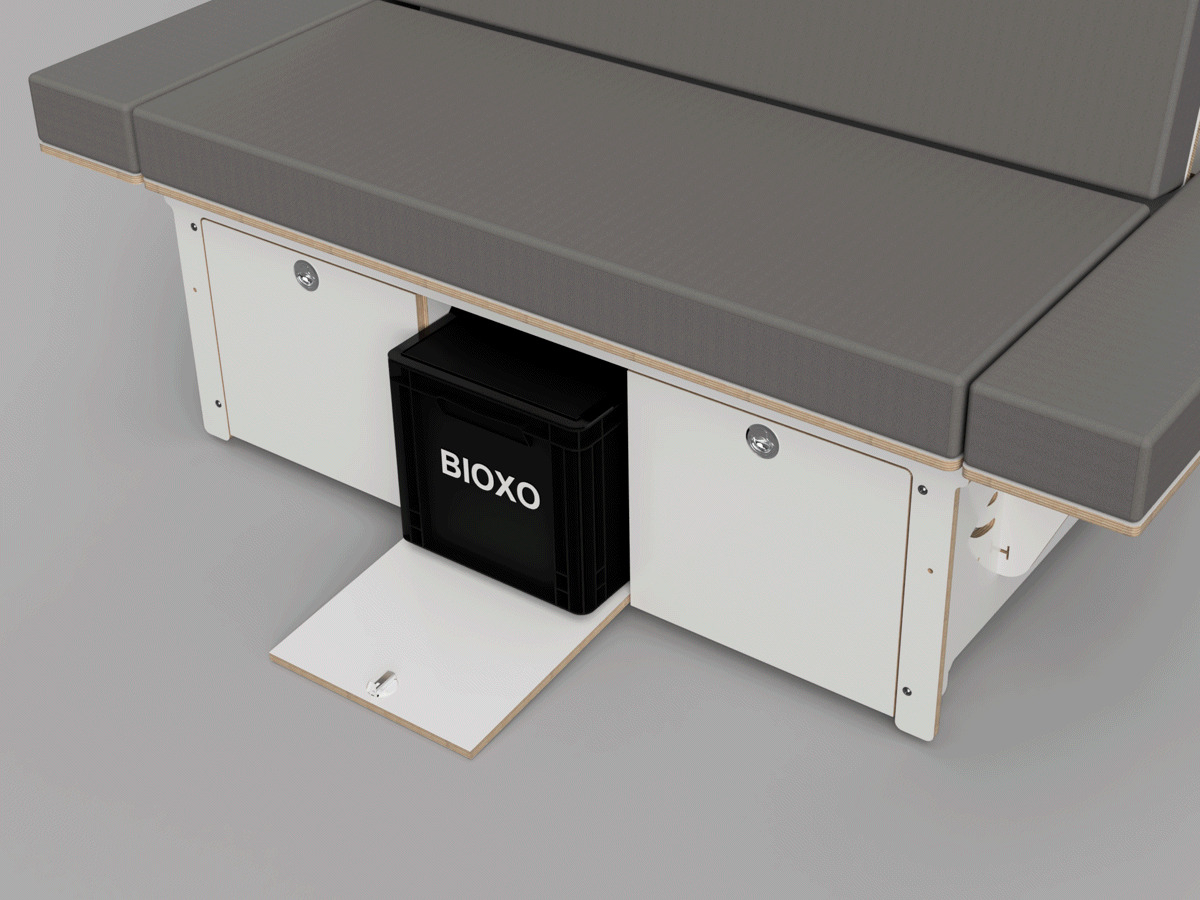 Ein modernes Camping-Bettsystem mit einem praktischen Stauraum und einer herausziehbaren Box für Zubehör.